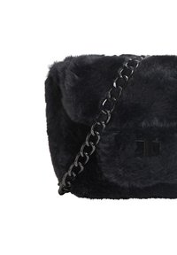 Czarna torebka z sztucznego futra o teksturowanej powierzchni, z masywnym czarnym łańcuchem na ramię i prostym zapięciem na magnes.