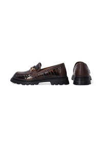 Braune Lederloafer mit einem strukturierten Muster, ausgestattet mit einer Metall-Schnalle und einer klobigen schwarzen Gummisohle für Halt und Langlebigkeit.