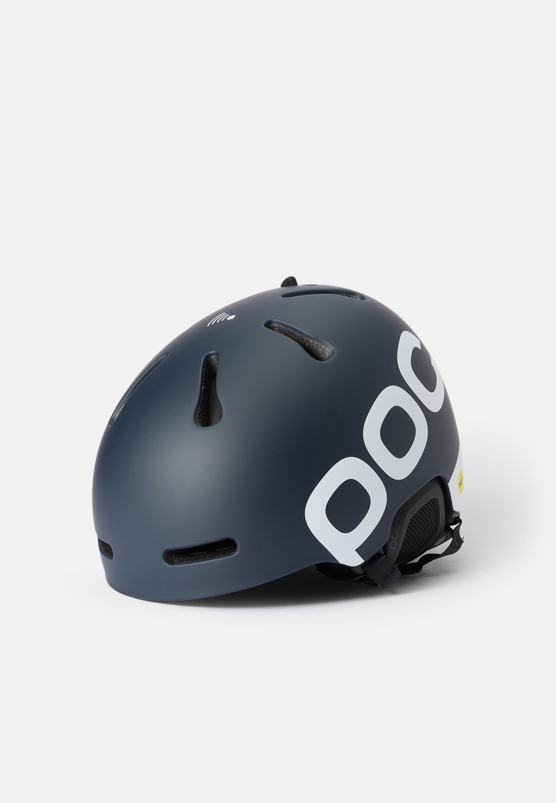 Casque bleu marine avec une finition mate, comportant plusieurs aérations et un grand logo blanc. Sangle de menton ajustable et autocollant de certification visibles.