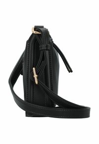 Bolso de mano de cuero negro con forma estructurada, herrajes en tono dorado y una correa para el hombro delgada y ajustable. Presenta costuras detalladas.