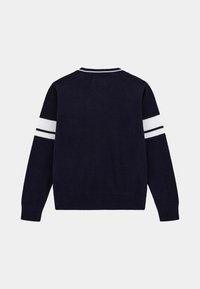 Maglione blu navy a maglia con strisce bianche sulle maniche. Presenta un collo e un orlo a coste. Texture morbida, vestibilità classica e design semplice.