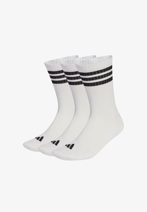 Białe skarpetki za kostkę z trzema czarnymi poziomymi paskami u góry i czarnym logo na palcach. Miękka, prążkowana faktura, opakowanie zawiera trzy pary.