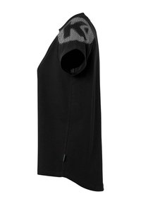 T-shirt noir à manches courtes avec un col rond, présentant un motif texturé sur l'épaule et un ourlet droit. Fabriqué à partir d'un tissu doux et léger.