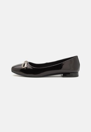 Ballerines en cuir noir verni avec un bout rond et un petit nœud en accent transparent à l'avant. Design à petit talon carré.