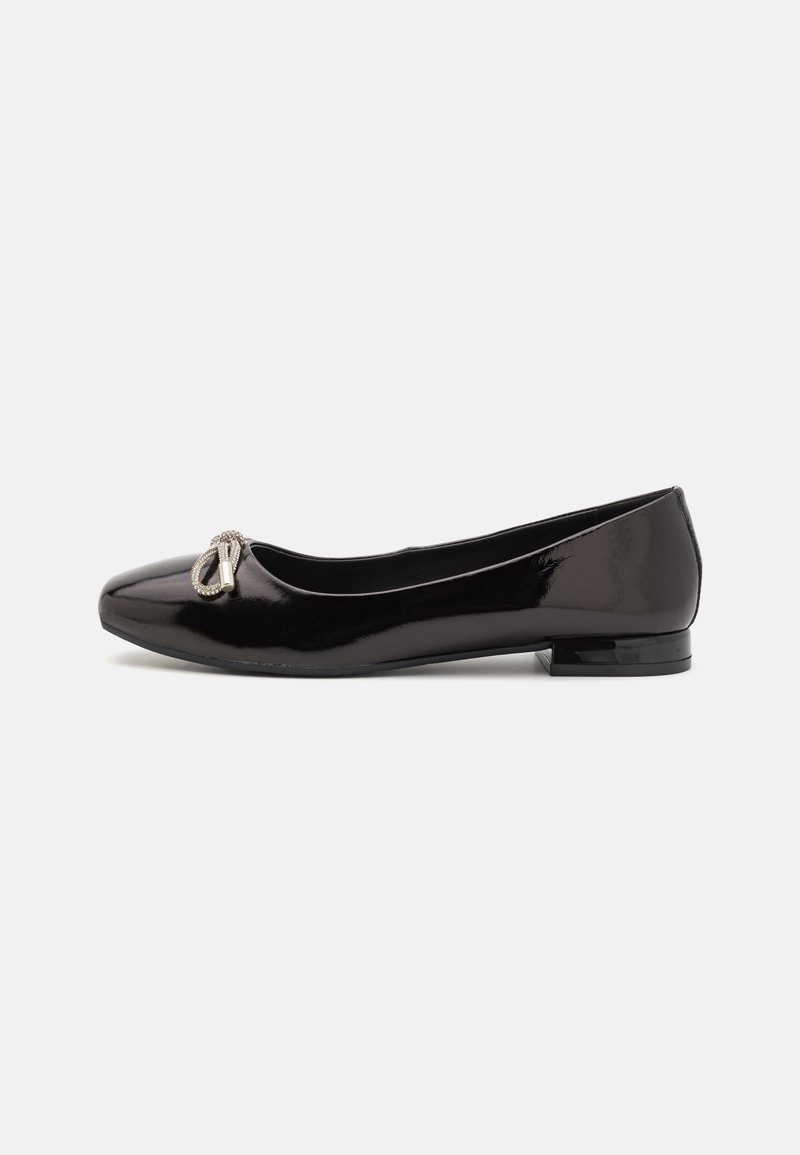 Ballerines en cuir noir verni avec un bout rond et un petit nœud en accent transparent à l'avant. Design à petit talon carré.