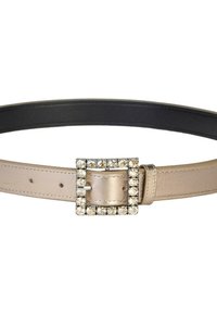 Cinturón de cuero beige con un forro interior negro, que presenta una hebilla metálica cuadrada adornada con piedras decorativas transparentes.