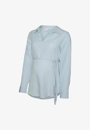 Camisa de manga larga azul claro con cuello, cinturón de anudar en la cintura y un corte relajado. Fabricada en una suave tela texturizada.