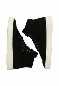 Zapatillas altas de ante negro con cordones redondos, ojales plateados y suelas de goma blanca. El costado presenta un sutil logo en dorado.