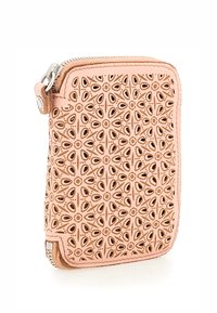 Portafoglio in pelle rosa con intricato motivo floreale a intaglio, zip argento e lati texturizzati. Forma rettangolare compatta.
