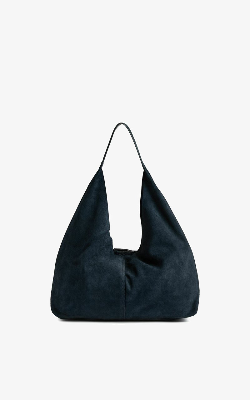 Grand sac hobo en daim noir avec une seule fine bandoulière et un corps souple et lâche.