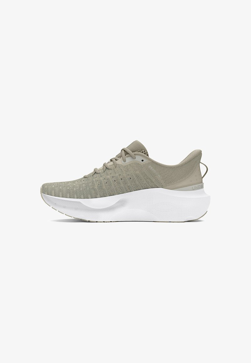 Beige sportieve schoenen met een gebreide bovenkant van mesh, een textuurontwerp en een dikke witte middenzool. Heeft een treklip aan de hiel.