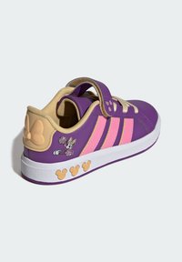 Fioletowe trampki z różowymi paskami i złotym paskiem. Posiadają nadruk z postacią oraz akcenty z Myszką Miki na podeszwie. Podeszwa gumowa, cholewka z materiału syntetycznego.