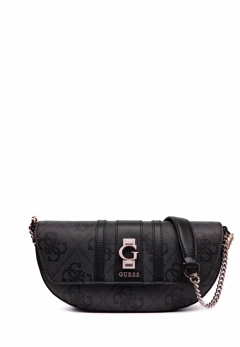 Borsa a tracolla in pelle nera con texture liscia, motivo logo impresso, tracolla in catena argentata e un logo del marchio in evidenza sulla parte anteriore.