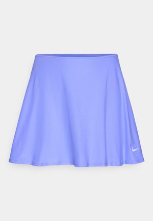 Fioletowa spódnica typu skater wykonana z lekkiego, gładkiego materiału. Posiada rozkloszowany krój oraz małe białe logo Nike na dole po lewej stronie.