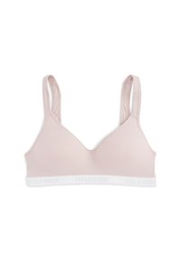 Lys rosa ribbet bralette med justerbare stropper og en hvit kant med teksten "HILFIGER" i lys grå. Glatt tekstur, trekantform.