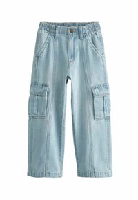Pantaloni cargo bleu chiaro con vita elastica, due tasche laterali e due grandi tasche cargo. Realizzati in denim con dettagli di cucitura visibili.
