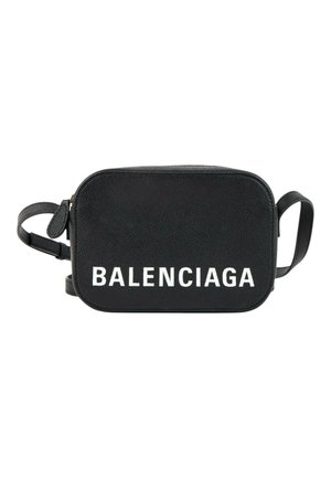 Czarna prostokątna skórzana torba na ramię z regulowanym paskiem i białym logo Balenciaga nadrukowanym z przodu.