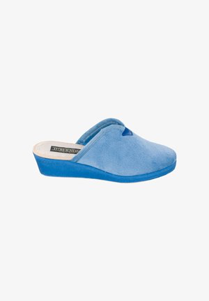 Zapatilla de estar por casa deslizante de color azul suave, con puntera cerrada, plantilla acolchada y suela ligeramente elevada para mayor comodidad en interiores.