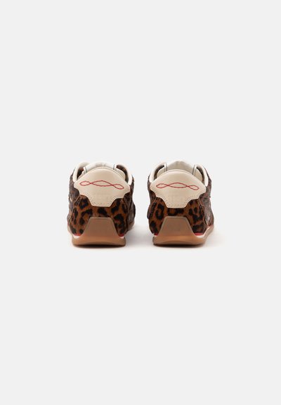 Paire de baskets à imprimé léopard avec des languettes de talon beiges ornées de motifs rouges brodés, vues de dos sur fond blanc.