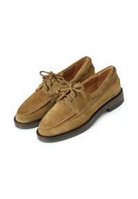 Zapatos de ante marrón con punta redondeada, diseño de cordones y suela de goma marrón. Presenta dos ojales y un forro interior suave.