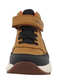 Zapatillas altas marrones y negras con una correa de Velcro, diseño con cordones, suela de goma y parte superior de cuero texturizado. Nombre de la marca "Kappa" visible.