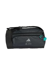 Svart duffelväska med flera dragkedjefickor, en justerbar rem och turkosa detaljer. Har logotryck från Adidas och Mercedes AMG.