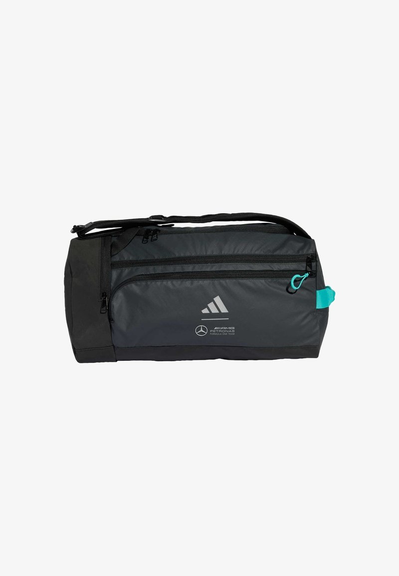 Svart duffelväska med flera dragkedjefickor, en justerbar rem och turkosa detaljer. Har logotryck från Adidas och Mercedes AMG.