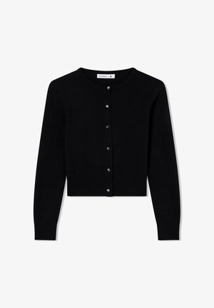 Czarny kardigan z miękkiego materiału, z okrągłym dekoltem, długimi rękawami i zapięciem na guziki w srebrnym odcieniu. Krótki krój.
