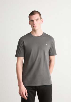 T-shirt en coton gris avec un col rond, des manches courtes et un petit logo sur la poitrine. Texture lisse, coupe classique.