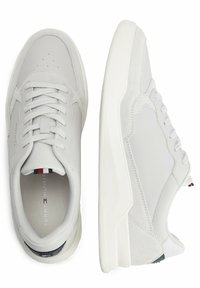 Jasnoszare sneakersy wykonane ze skóry i zamszu, z teksturowaną gumową podeszwą, sznurowanym zapięciem oraz detalami logo na języku.