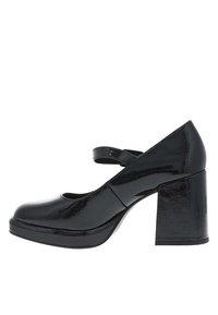 Pompes à plateforme en cuir verni noir avec un bout arrondi, un large talon bloc et une sangle ajustable étroite à la cheville pour un maintien sécurisé.