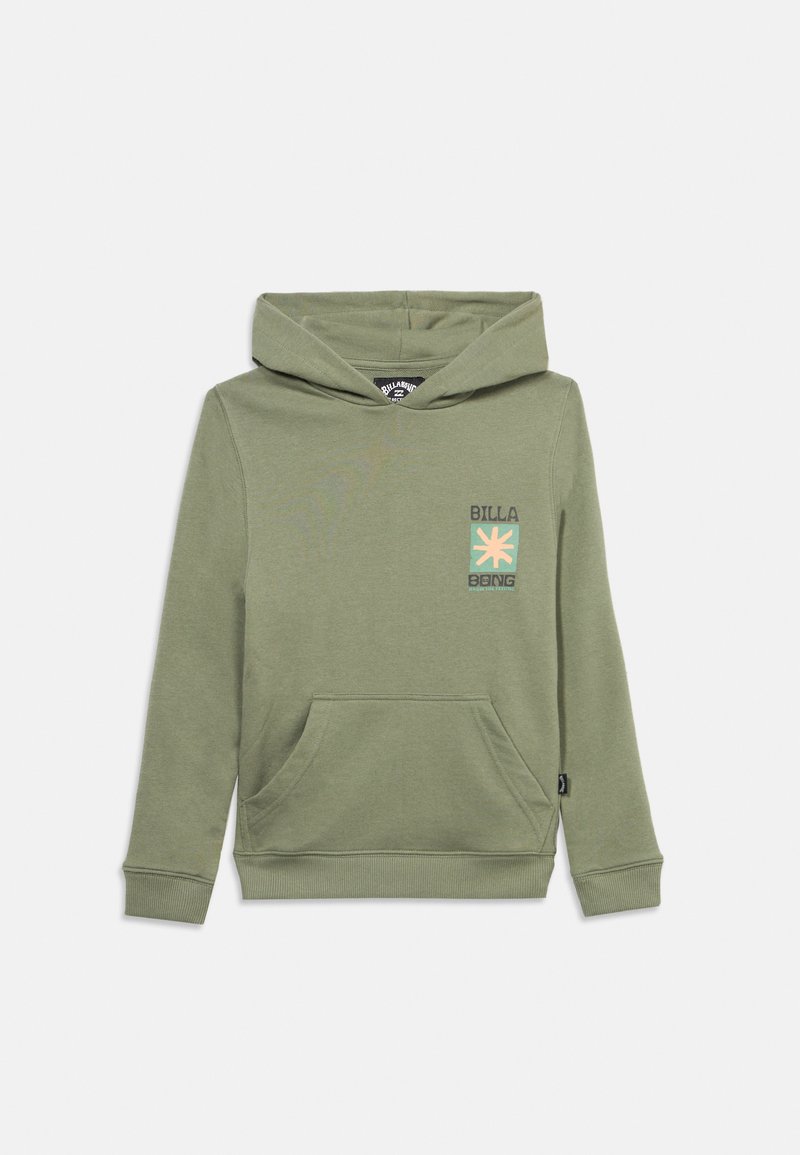Λαδί πράσινο φούτερ με κουκούλα, μπροστινή τσέπη καγκουρό και μικρό παστέλ γραφικό με το κείμενο "BILLA BONG" στο αριστερό στήθος.