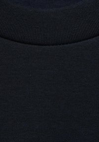 Suéter de punto marino con cuello redondo de canalé. La tela tiene una textura suave, con un acabado liso y costuras uniformes en todo el tejido.