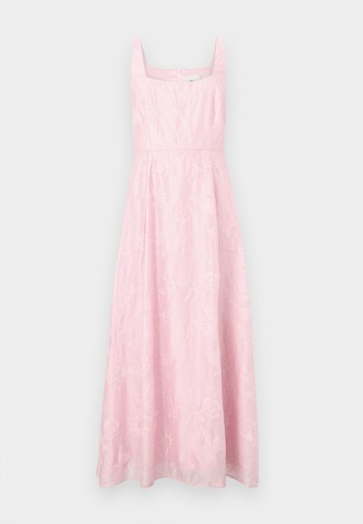 Robe rose sans manches avec un décolleté carré, ornée de broderies florales et une coupe évasée en ligne A. Fermeture éclair dissimulée au dos.