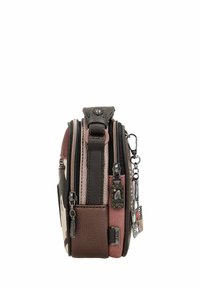 Bolsa compacta con cremallera en materiales mixtos. Presenta una textura de piel agrietada marrón, acentos rosas, herrajes plateados y accesorios decorativos colgantes.