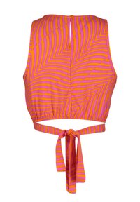 Top court rose et orange, avec un motif en zigzag, design sans manches, fermeture avec lien au dos, et taille froncée pour une silhouette ajustée.
