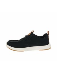 Scarpa sportiva nera con una tomaia in tessuto liscio, suola intermedia bianca e suola in gomma. Presenta un accento in pelle marrone e un design con lacci.
