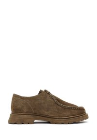 Brauner Wildleder-Schnürschuh mit dicker profilierter Sohle und Mokassin-ähnlicher Naht auf der Spitze, dargestellt in einer linken Seitenansicht.
