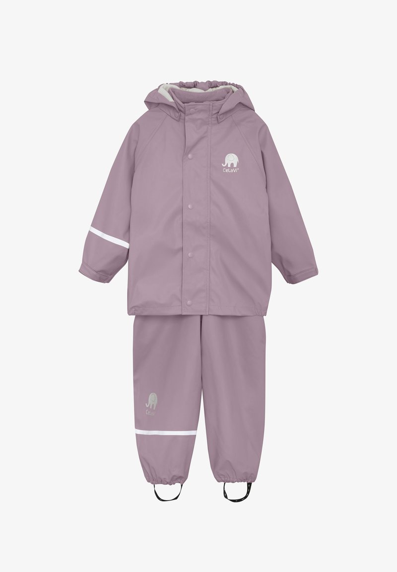 Vandtæt to-delt regnsæt i blød lavendel med reflekterende striber, elastiske manchetter og hætte. Har et lille elefantlogo.