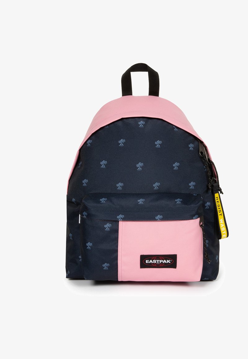 Mochila con tejido azul marino con pequeños patrones de árboles azules, detalles en rosa, un bolsillo frontal y una etiqueta de marca negra. Incluye un Asa superior y cremallera.