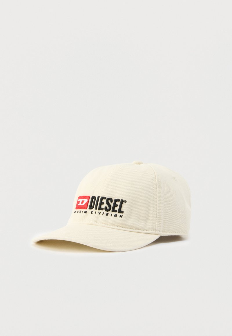 Bēša beisbola cepure ar izšūtu melnu logotipu "DIESEL" un sarkanu akcentu. Ir strukturēts dizains un izliekta malka. Izgatavota no kokvilnas materiāla.