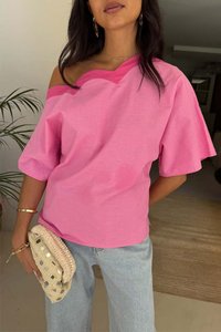 Rosa off-shoulder topp med bølget halslinje, korte volangermer og glatt tekstur. Kombinert med lyseblå jeans og en strukturert clutch.