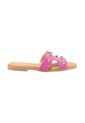 Sandal de ante rosa con dos correas anchas adornadas con tachuelas metálicas redondas. Suela plana con plantilla beige y diseño minimalista.
