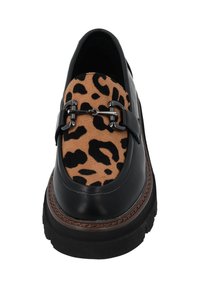 Mocassini in pelle nera con tomaia in suede a stampa leopardata, decorated with a silver-tone metal link e suola spessa e testurizzata.
