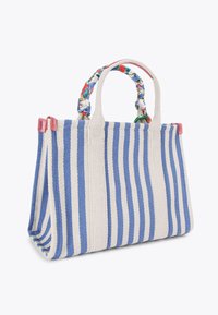 Borsa a tracolla a righe con motivo a spina di pesce blu e bianco, dotata di manici corti rivestiti in tessuto floreale, con piccoli dettagli rosa.