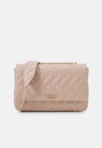 Gequilted roze leren handtas met een gouden kettingband en logodetails. Heeft een rechthoekige vorm en een gladde textuur met golvende patronen.