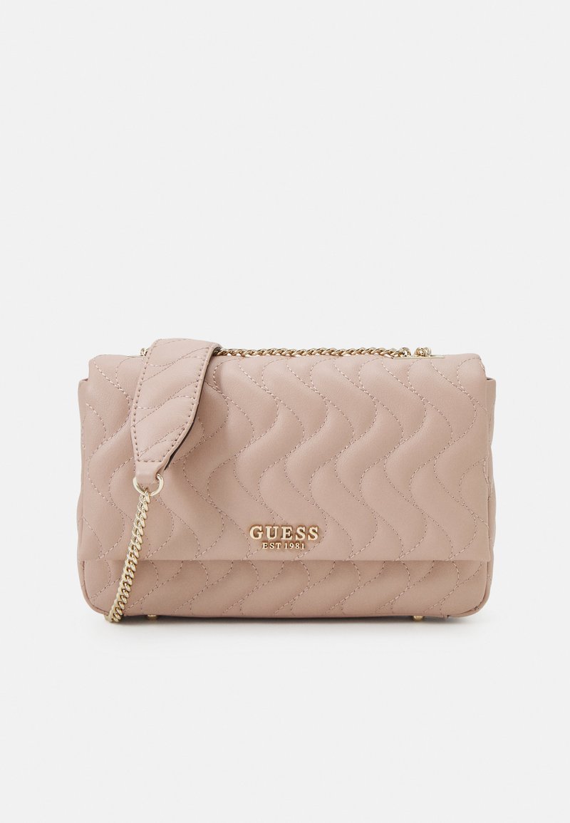 Gequilted roze leren handtas met een gouden kettingband en logodetails. Heeft een rechthoekige vorm en een gladde textuur met golvende patronen.