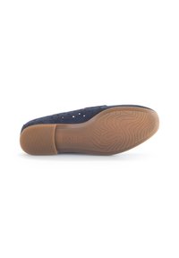 Navy blauwe instappers van zacht suede, met perforaties voor ademend vermogen, een gestructureerde rubberen zool en een lage profiel.