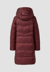 Bordeaux pufferjack met een capuchon, lange ontwerp, gewatteerde textuur en een rechte snit. Bevat een chevronpatroon op de achterkant.