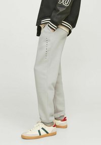 Jack & Jones COMFORT FIT - Pantaloni sportivi - moonbeam